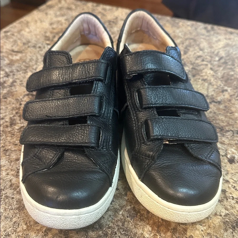 UGG Black LEATHER WOMENS 9 SNEAKER with Velcro Straps